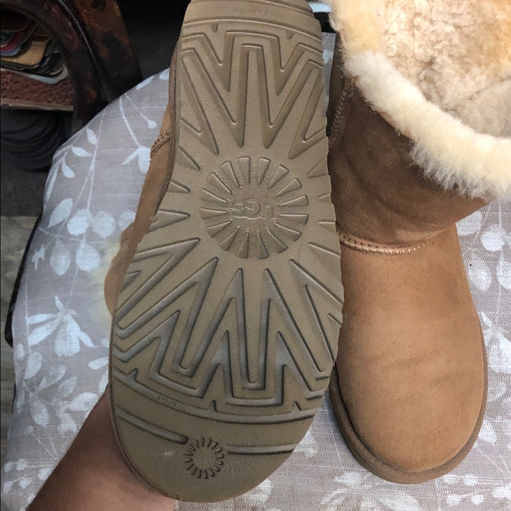 UGG Tan Bailey Button Boots LIKE NEW - Picture 6 of 6